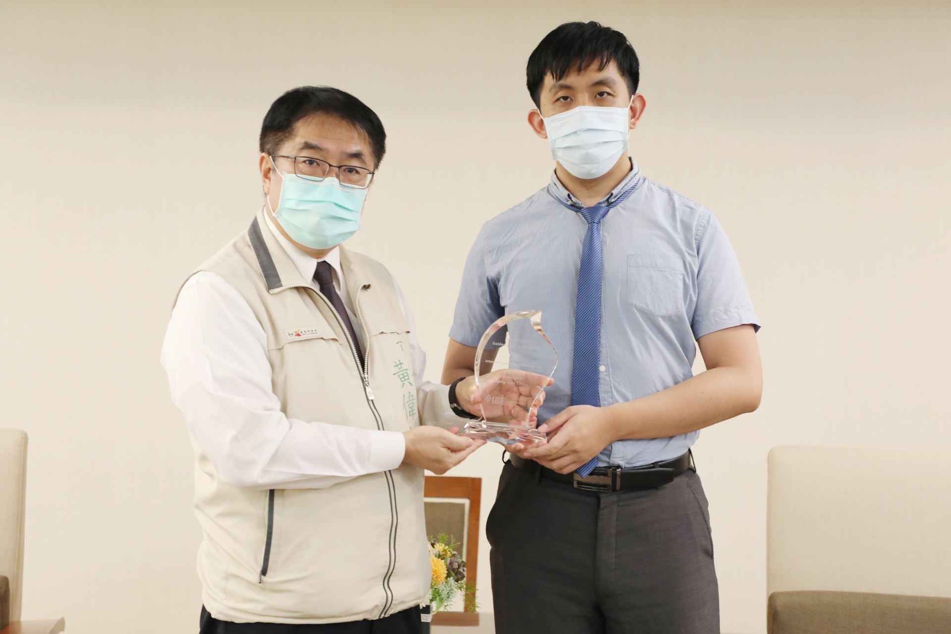 臺南市市長黃偉哲頒獎予周孟樂醫師