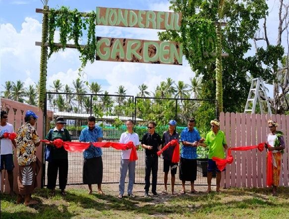 駐吐國大使林東亨（右5）、吐國農業部代理次長Epu Falega（右三）與澳洲駐吐國高專署秘書代表高級專員Siale Suamalie(左四)共同剪綵。