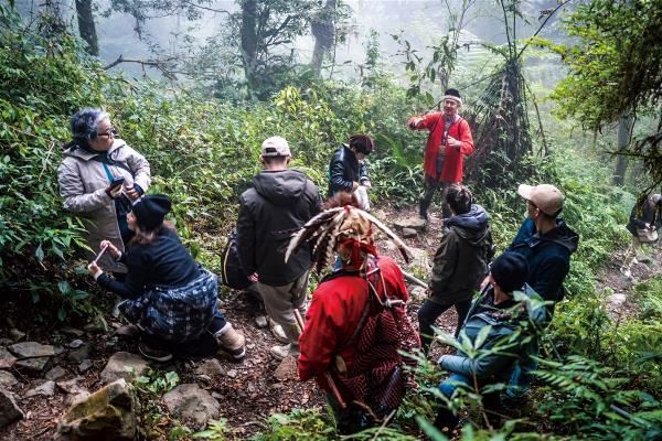 族人透過「Noyoca巨木群森林生態體驗 」，讓外人看到鄒族如何跟森林共處。（特富野社區發展協會提供）