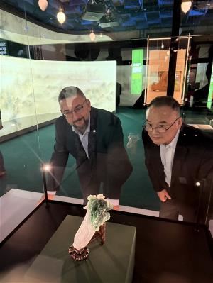 「故宮文物百選及其故事」特展盛大開幕，故宮院長蕭宗煌（右）與捷克國家博物館總館長盧卡其（左）共同促成〈翠玉白菜〉等文物在捷克展出。