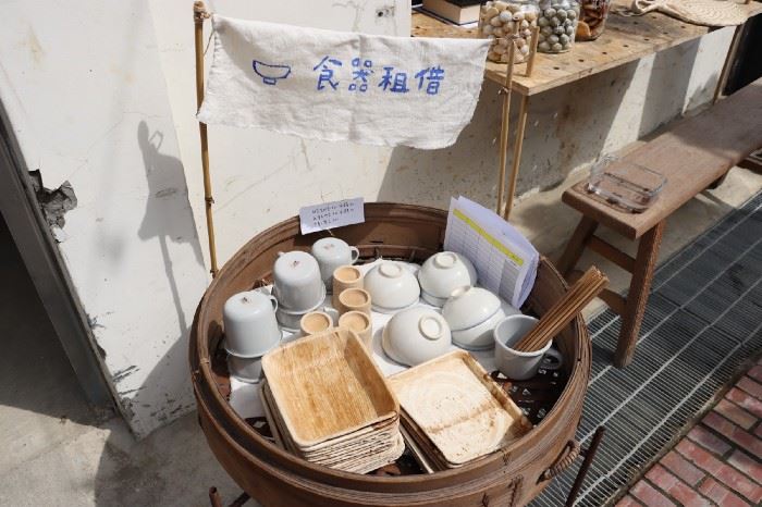 新村小商號舉辦的零廢棄市集上，提供食器租借服務，讓民眾可在不使用一次性包裝的情況下，享用市集美食。 攝影／蔡昀彤