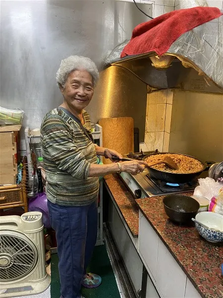 阿嬤陳謝乳的爌肉飯配方，吸引英國客人的喜愛。