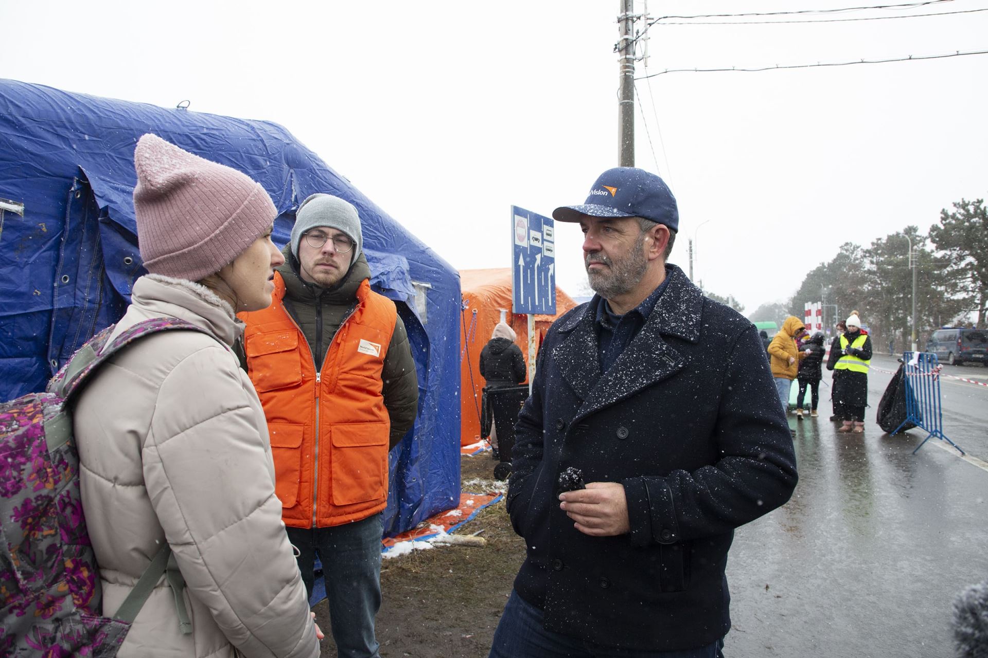 澳洲世界展望會會長丹尼爾・渥茲華斯（右一）與車隊一同前往烏克蘭，他表示，這場衝突已嚴重破壞烏克蘭的供應鏈(台灣世界展望會提供)