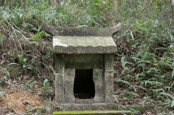 位在橫山村的放牛伯公廟，其寶瓶形狀的門面，象徵平安。