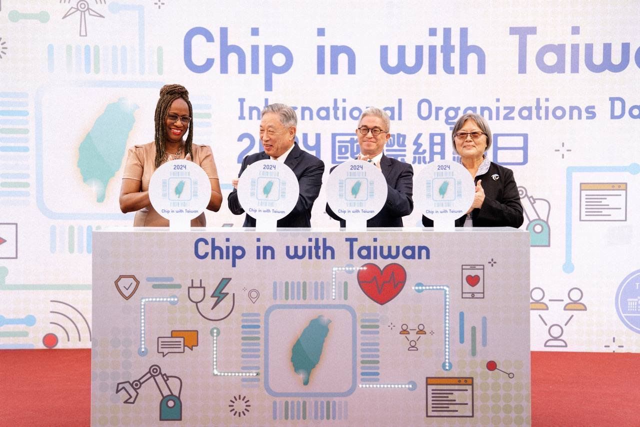 （左起）駐台使節團團長聖文森及格瑞那丁大使柏安卓（Andrea Clare Bowman）、外交部政務次長田中光、國家安全會議副秘書長徐斯儉及亞洲太平洋地區糧食與肥料技術中心主任張淑賢共同為活動揭開序幕。