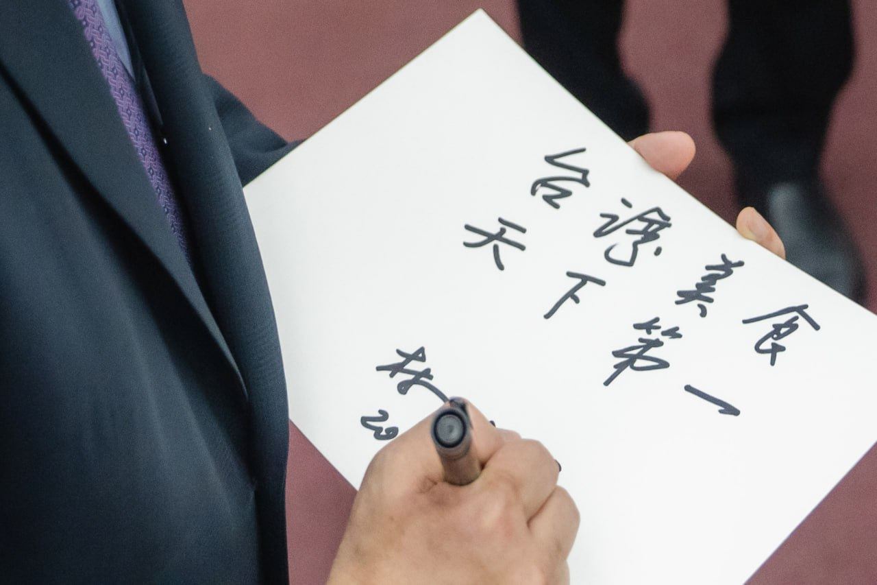 外交部長林佳龍題勉勵詞贈國家代表隊「台灣美食 天下第一」。