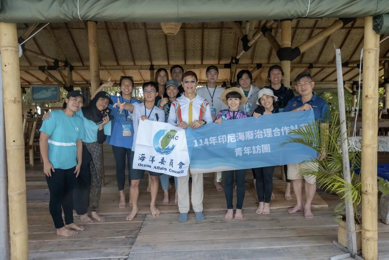 台灣青年訪團與駐印尼代表處林信任公使以及印尼潛水協會合照