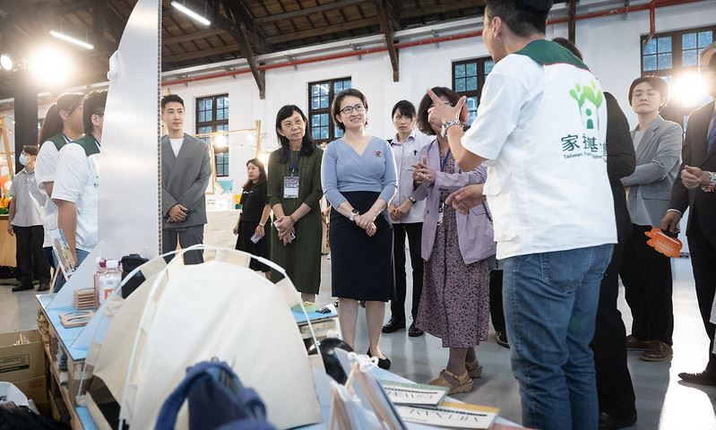 副總統與現場貴賓一同參觀展覽，了解臺灣NGO多年來在國際舞台上取得的豐碩成果