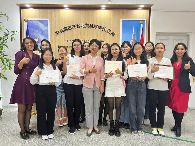 臺灣駐蒙古代表處羅代表與蒙古Inside Out team及其親朋好友一同合影。