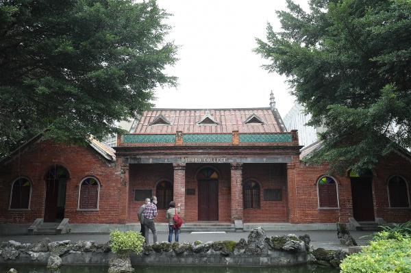 淡水真理大學內的「理學堂大書院」是台灣首見的新式學校。（林格立攝）