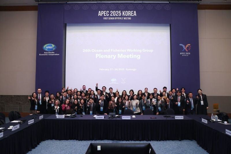 Taiwan’s delegates and their APEC counterparts pose for photos during the 24th Oceans and Fisheries Working Group meeting Feb. 27-28 in Gyeongju City, southern Korea. (Courtesy of Ocean Affairs Council)