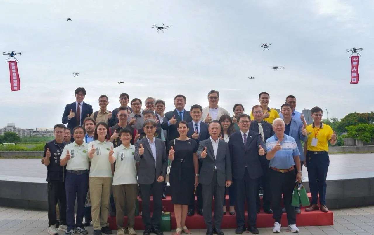 外交部「無人機外交小組」執行長江振瑋與出席嘉義縣政府在亞創中心舉行的「2026 亞洲無人機AI創新應用系列活動－無人機日」全體貴賓合影。