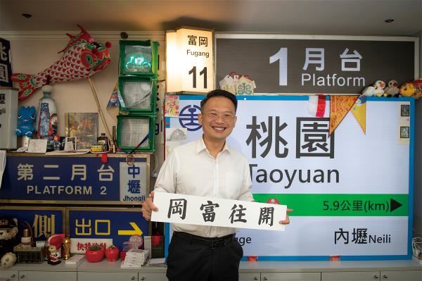 Train buff Su Jun-pin’s office is packed with railway-related memorabilia. He rattles off train stories with infectious enthusiasm. (photo by Kent Chuang)