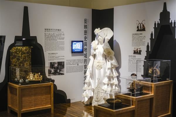 菲籍沙畫藝術家兼服裝設計師馬力歐，設計具菲國國服元素的禮服，與展場的百年前東南亞藏品相互輝映。