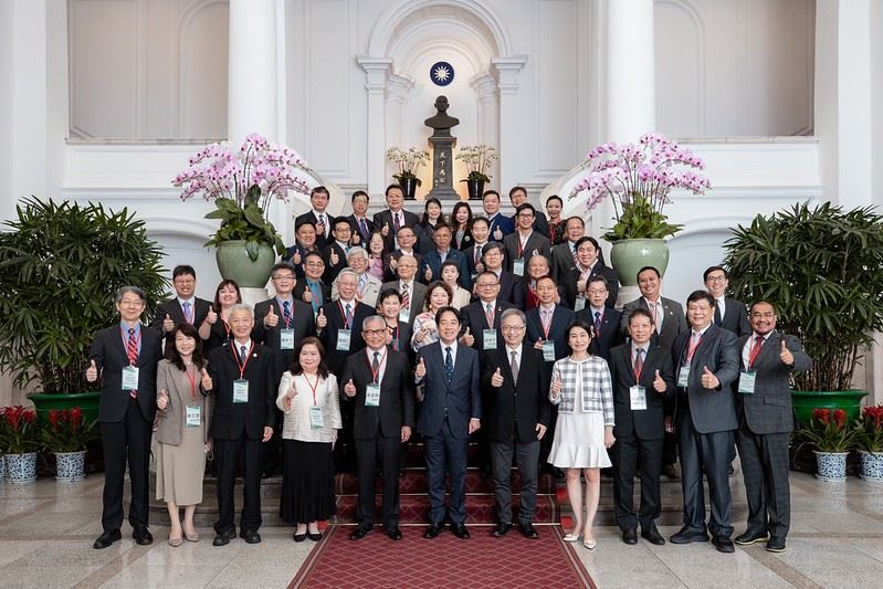 副總統與「社團法人中華民國藥師公會全國聯合會暨亞洲藥學會(FAPA)成員」合影