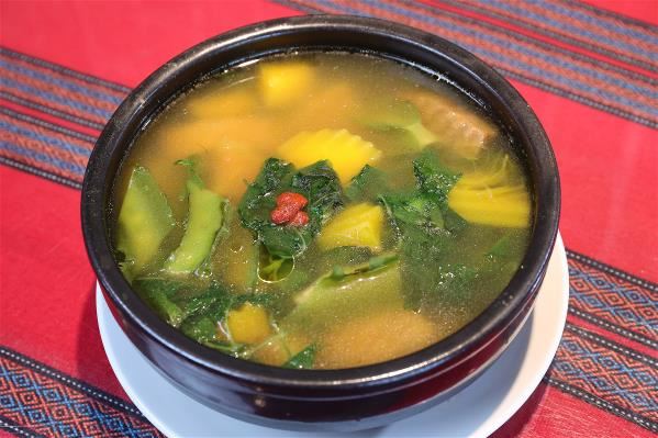 慕名私房料理的野菜湯，風味濃郁、層次豐富，是十分道地的阿美族料理。
