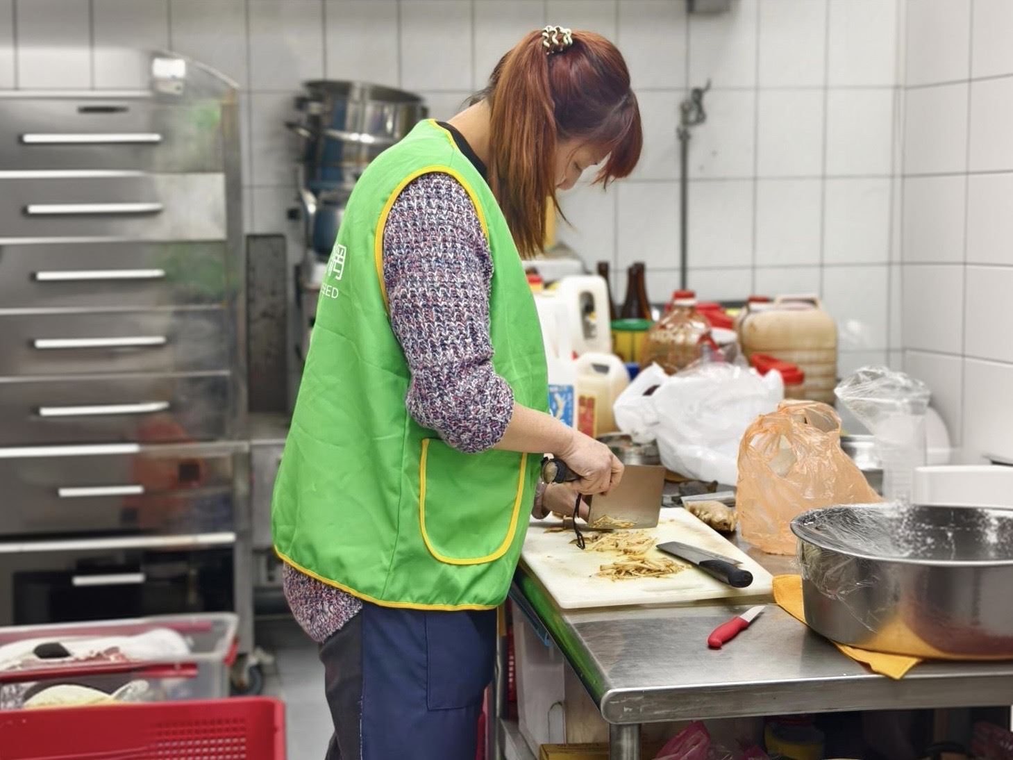 經培力的單親媽媽小柔，透過以工「帶振」服務模式，恢復家庭功能與自信。(芥菜種會提供)