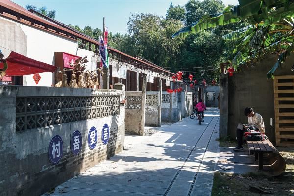 建國眷村原身是日軍神風特攻隊的訓練基地,有著日軍宿舍的方正建築,國民政府遷台後空軍以此改建為眷村,成了如今特殊「中日混搭」外型。