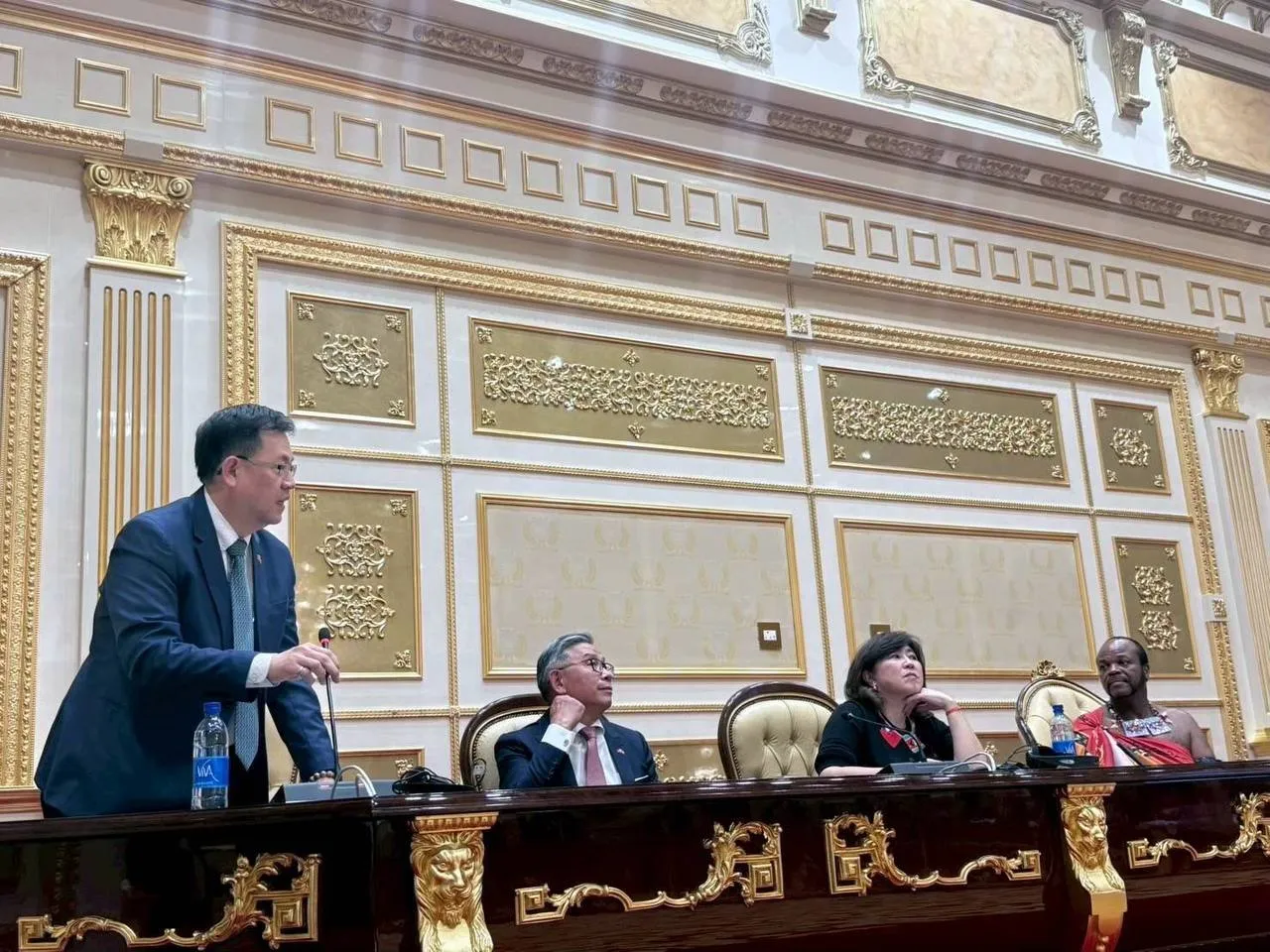 江振瑋在史瓦帝尼皇宮向國王及所有內閣官員說明如何在史瓦帝尼開發臺灣科技創新園區。