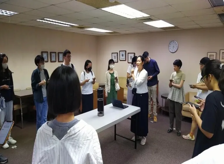 公民志工齊聚一堂，利用中央的標準噪音機與專業 APP 進行手機硬體校正，克服不同品牌手機麥克風所產生的收音誤差。圖片提供/詹大千