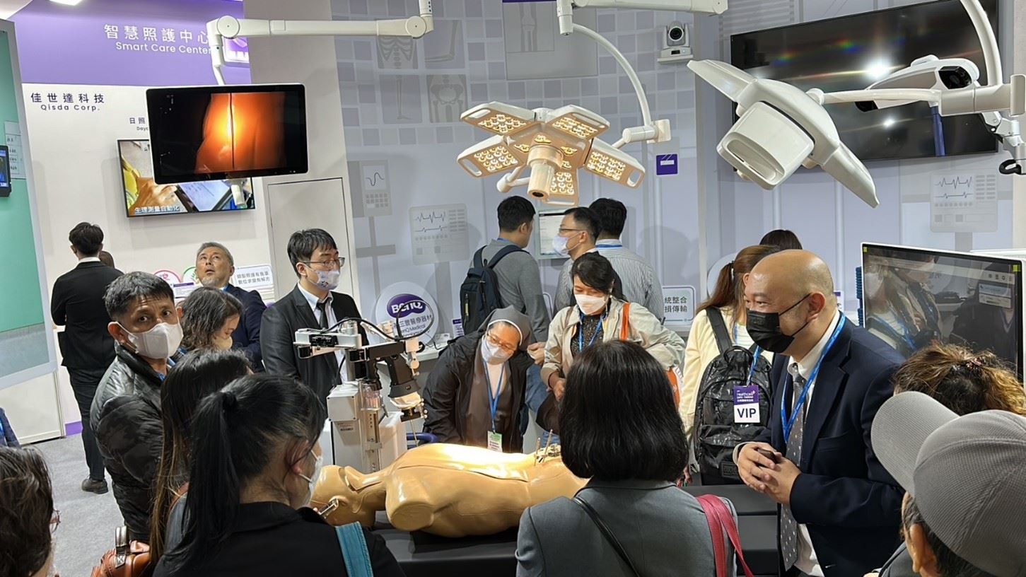 台灣醫療科技展廠商攤位參訪。