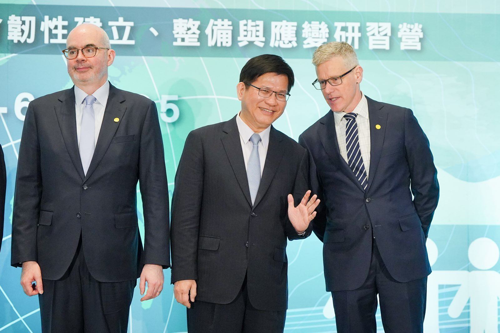 外交部長林佳龍與「全球合作暨訓練架構」(GCTF)夥伴國代表寒暄互動。
