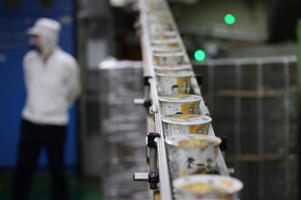 統一工廠內泡麵全自動化生產，現場仍配置許多人力進行品質的管控。