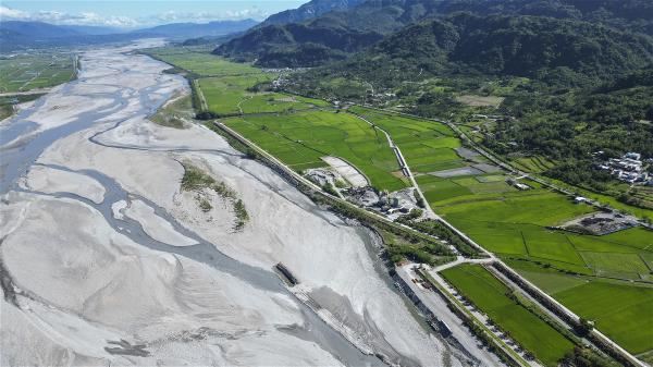 師大教授方偉達研究濕地，深入到海岸山脈。（方偉達提供）