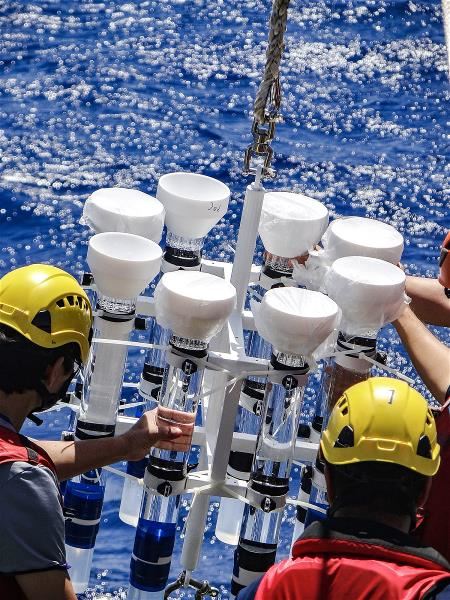 透過「沉積物收集器」,可了解深層海洋中的沉降物質,並了解其傳輸方式及埋藏量。照片攝於國研院海科中心勵進研究船。(何東垣提供)