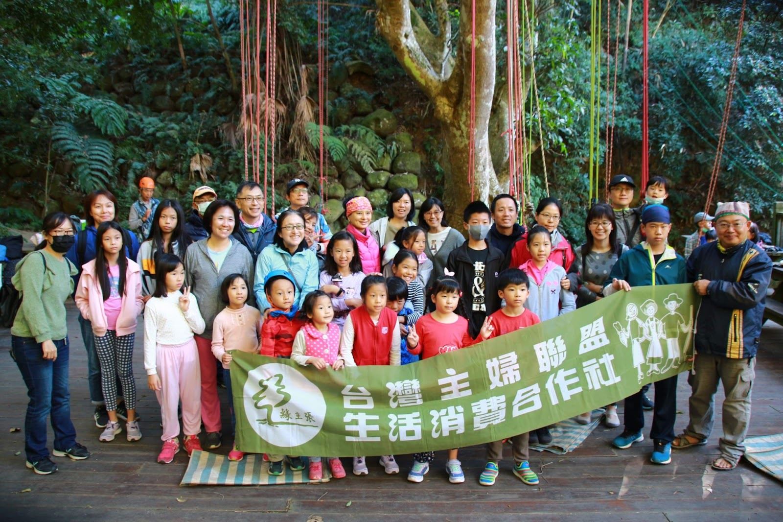 與台灣主婦聯盟生活消費合作社共同舉辦的教育活動合照。照片提供／吳杰峯