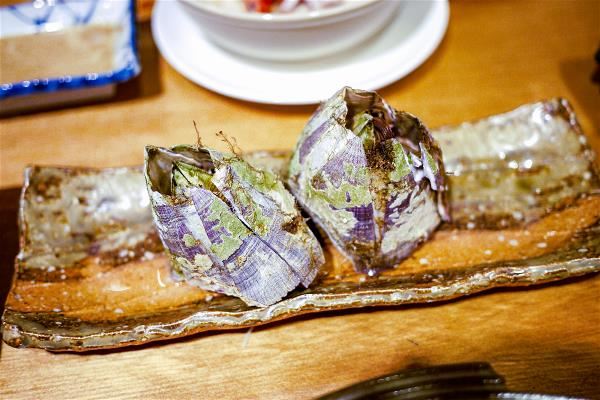 色澤鮮艷飽滿的鬚蝦(上圖)與有著火山造型的藤壺(下圖),均是離開產地後難得一見的美味。