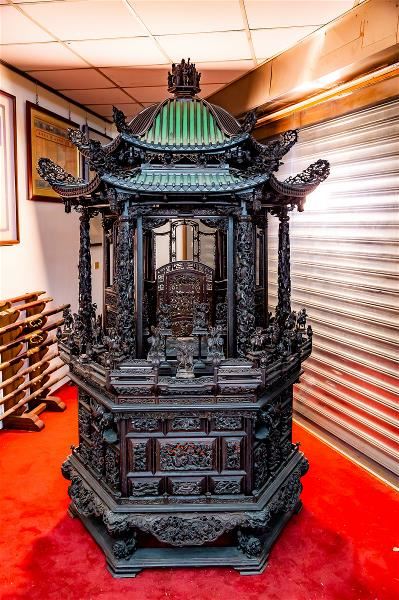 神轎,集結信眾與藝匠的虔信之作,彰顯神明威儀。