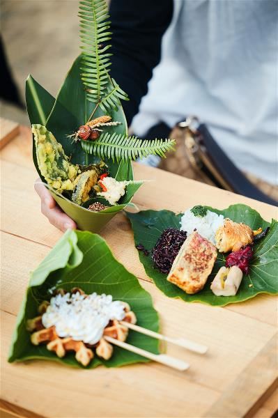 絕不使用一次性餐具成為台東慢食節的「傳統」,各店家創意發想,或從大自然取材各式的天然食器。