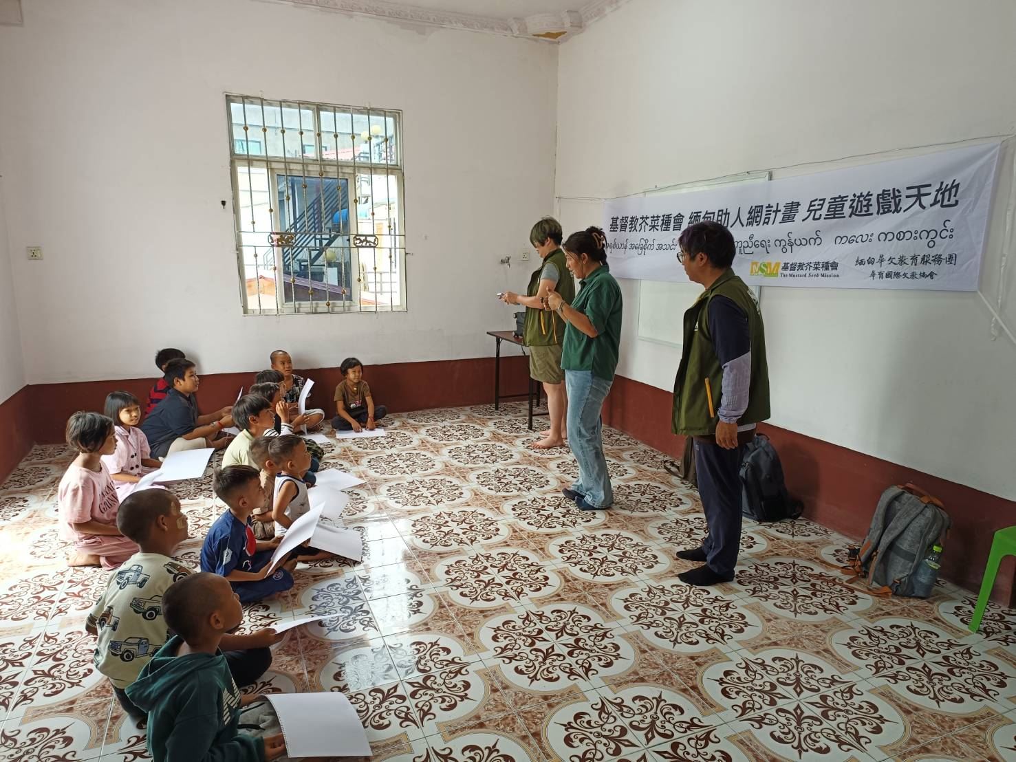 透過兒童遊戲天地,幫助地震受創的孩子修復心靈。(芥菜種會提供)