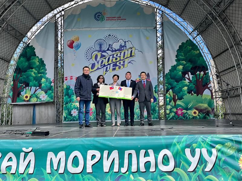 臺灣駐蒙古代表處羅代表及臺灣慈心基金會程總監禮怡捐贈280個臺灣水寶盆及樹苗予蒙古國家遊樂園園長MENDBAYAR N.，烏蘭巴托市政府官員一同合影。