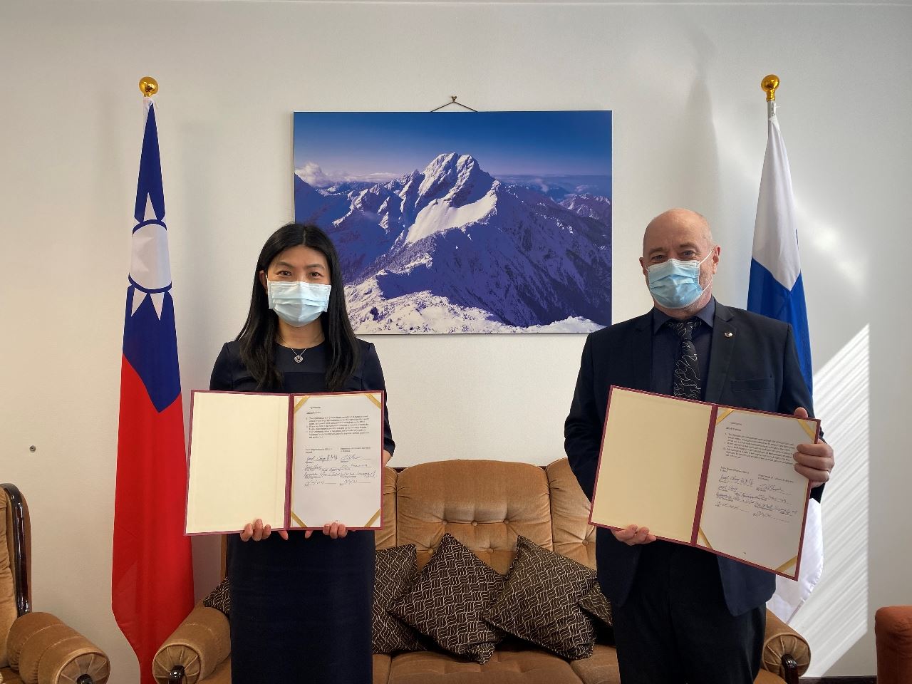 張秀禎代表( 左)與芬蘭赫爾辛基大學文化學院院長Jussi Pakkasvirta(右)共同簽署「臺灣文化光點計畫合作備忘錄」。