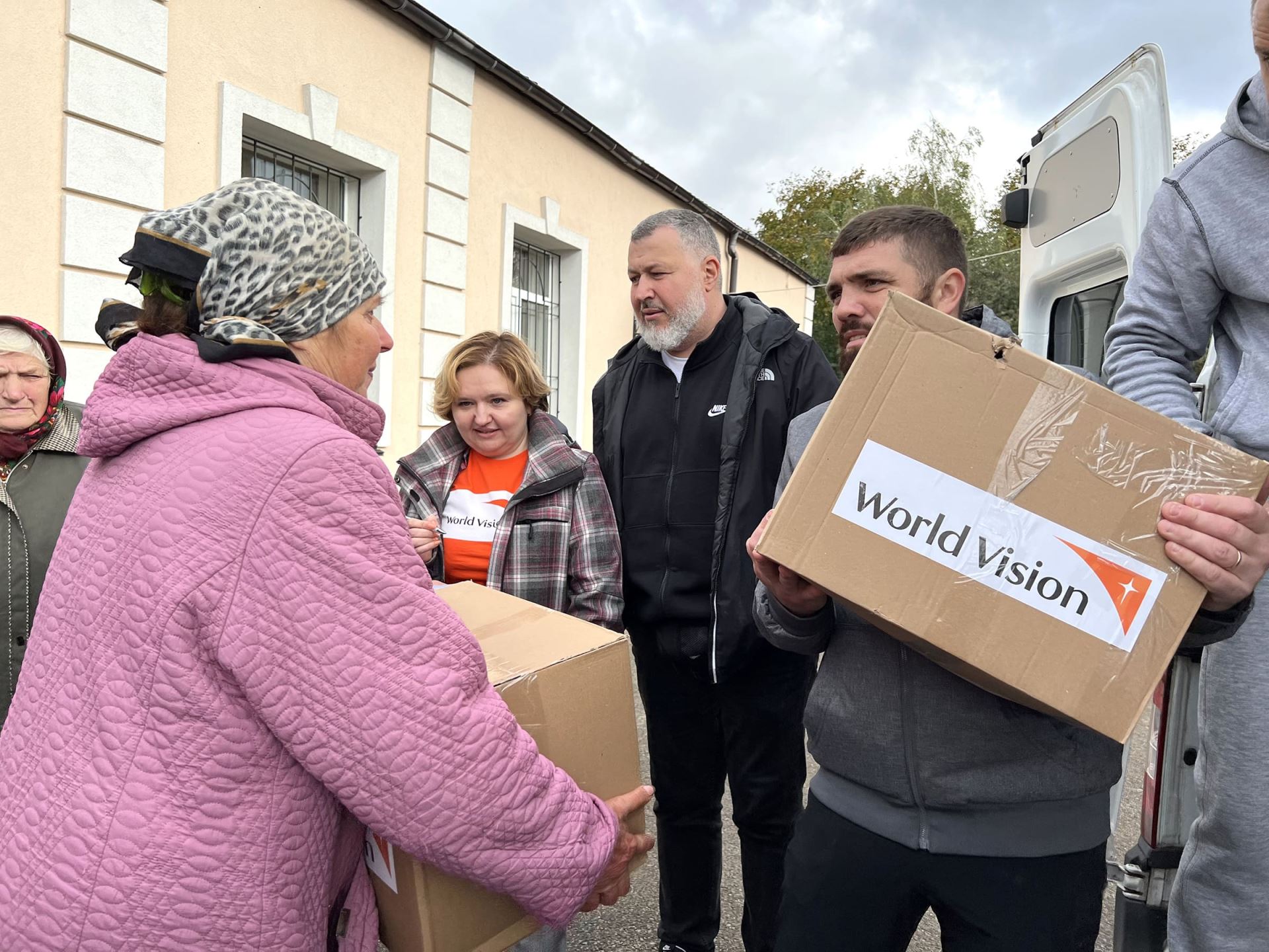 世界展望會與在地組織合作，結合志工為流離失所者提供緊急救援物資。（台灣世界展望會提供）