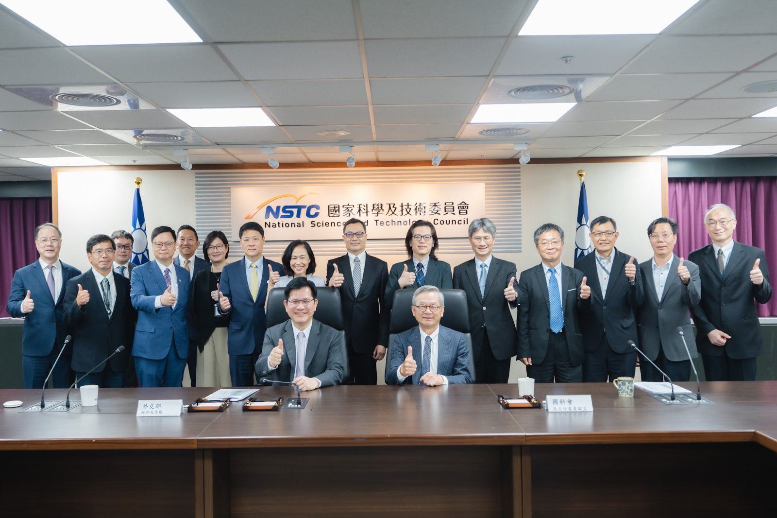 外交部、國科會雙首長會議包括外交部政務次長陳明祺、國科會政務副主委陳炳宇、常務副主委蘇振綱及兩部會各單位主管均共襄盛舉,意見交流踴躍。