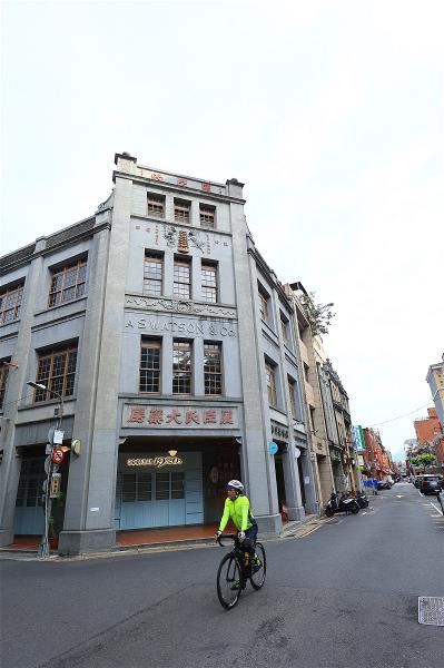 屈臣氏大藥房位於霞海城隍廟旁,是當地百年古蹟。