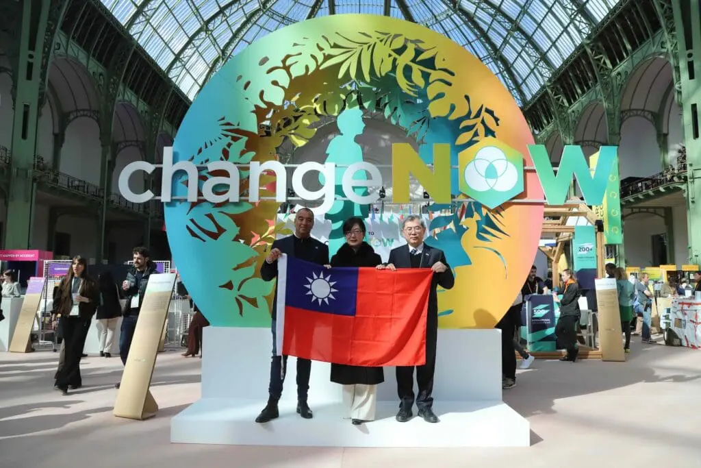 中華民國台灣國旗在 ChangeNow2026：（左起）法國國民議會議員Éric Bothorel （前友台小組主席）、駐法大使郝培芝、臺北市政府副市長李泰興