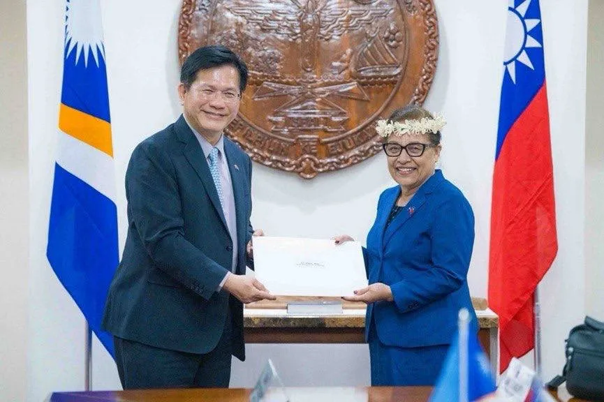 我國總統特使外交部長林佳龍向馬紹爾群島共和國總統海妮（Hilda C. Heine）呈遞國書。