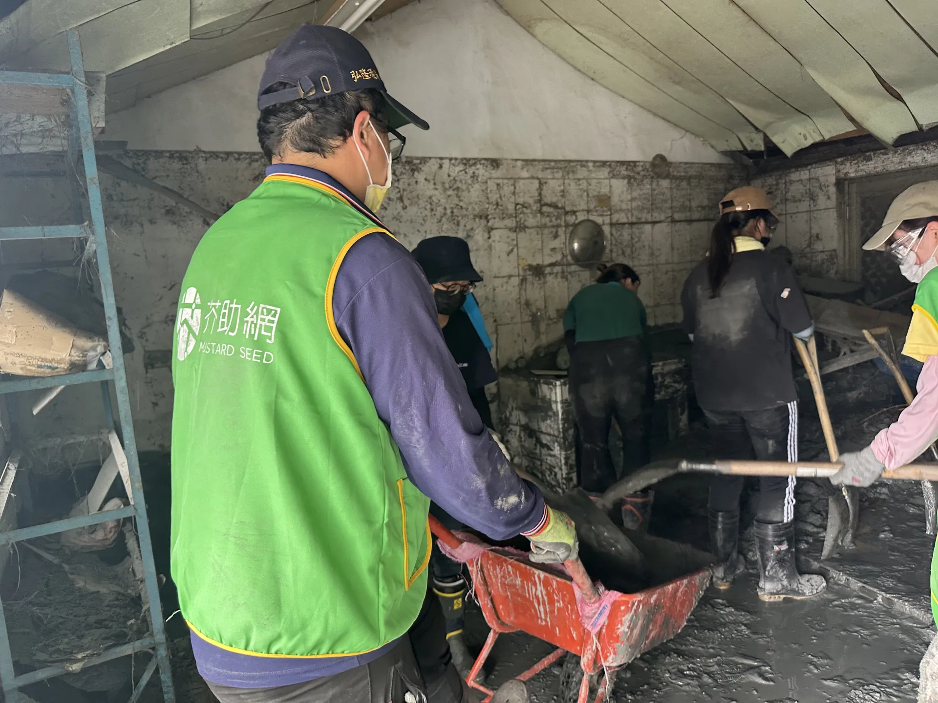 基督教芥菜種會團隊與志工深入光復受災家庭，協助清除屋內淤泥，幫助居民恢復生活環境。（芥菜種會提供）