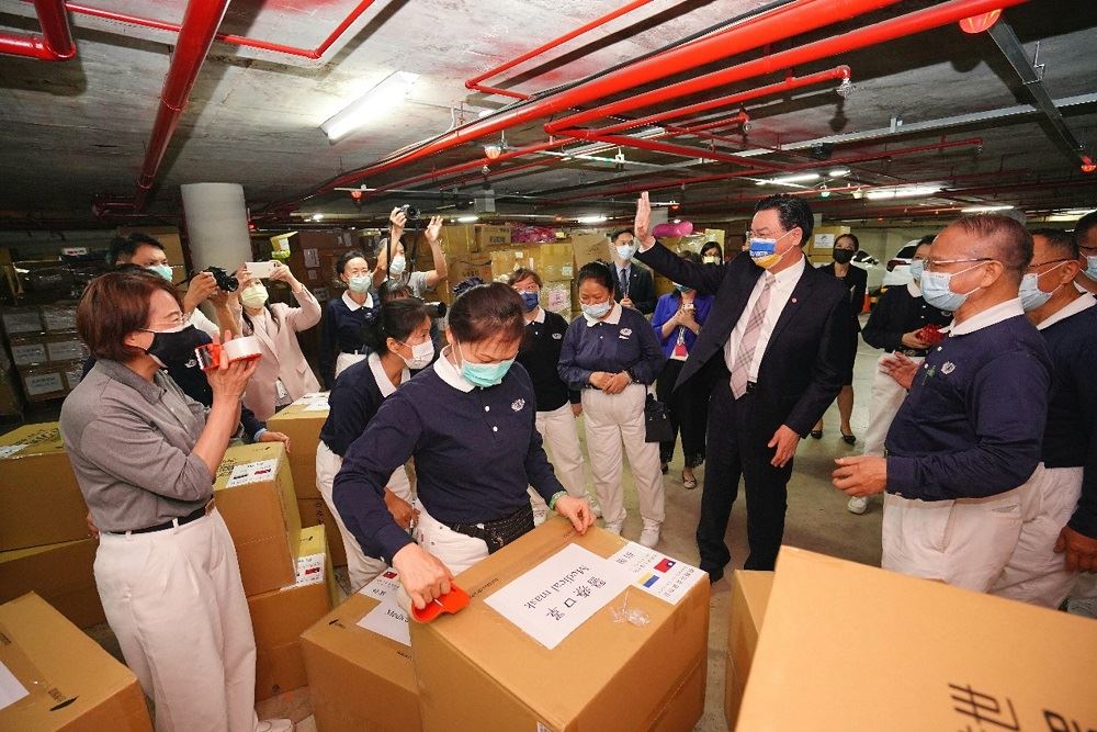 外交部長吳釗燮向現場志工揮手致意