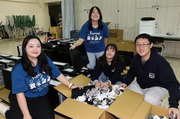用報紙跟廢紙打包電腦,而不是塑料,運到非洲可以減少塑膠焚燒對環境的傷害。(林格立攝)