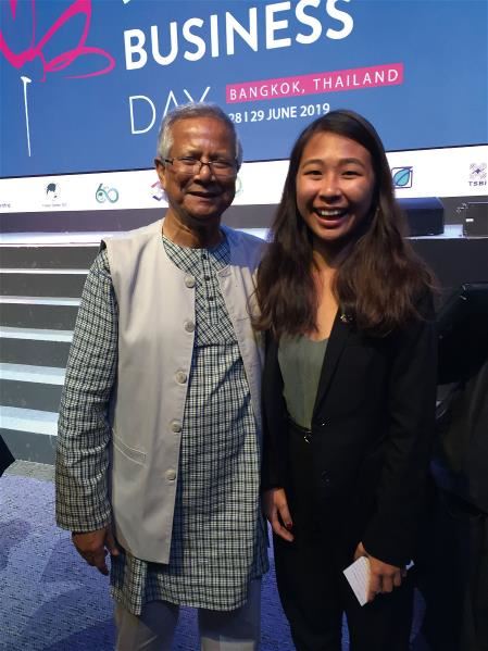 黃鈺雯參加2019年尤努斯社會企業中心在泰國曼谷舉辦的會議，並與創辦人穆罕默德．尤努斯合影留念。