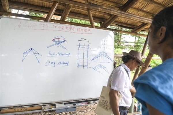 從未學習建築繪圖的鄭浩祥,嘗試以簡單圖像教授竹構建築工法。