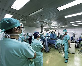 Dr. Chen Yih-sharng, right, a cardiovascular expert from National Taiwan University Hospital in Taipei City, shares his experience with heart transplants during a visit to Jakarta’s National Cardiovascular Center Harapan Kita. (Courtesy of National Taiwan University Hospital's International Medical Service Center)