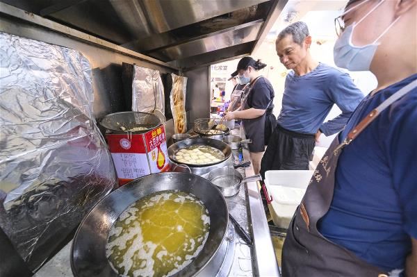 玉里橋頭臭豆腐開創三鍋式炸法,以三種不同溫度油鍋,炸出外皮薄又酥、內裡軟嫩多汁的臭豆腐。