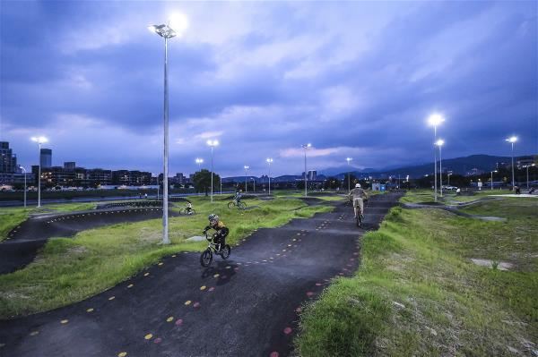 台北彩虹河濱公園的輪狀車練習場,高低起伏的越野賽道常令車友流連忘返。
