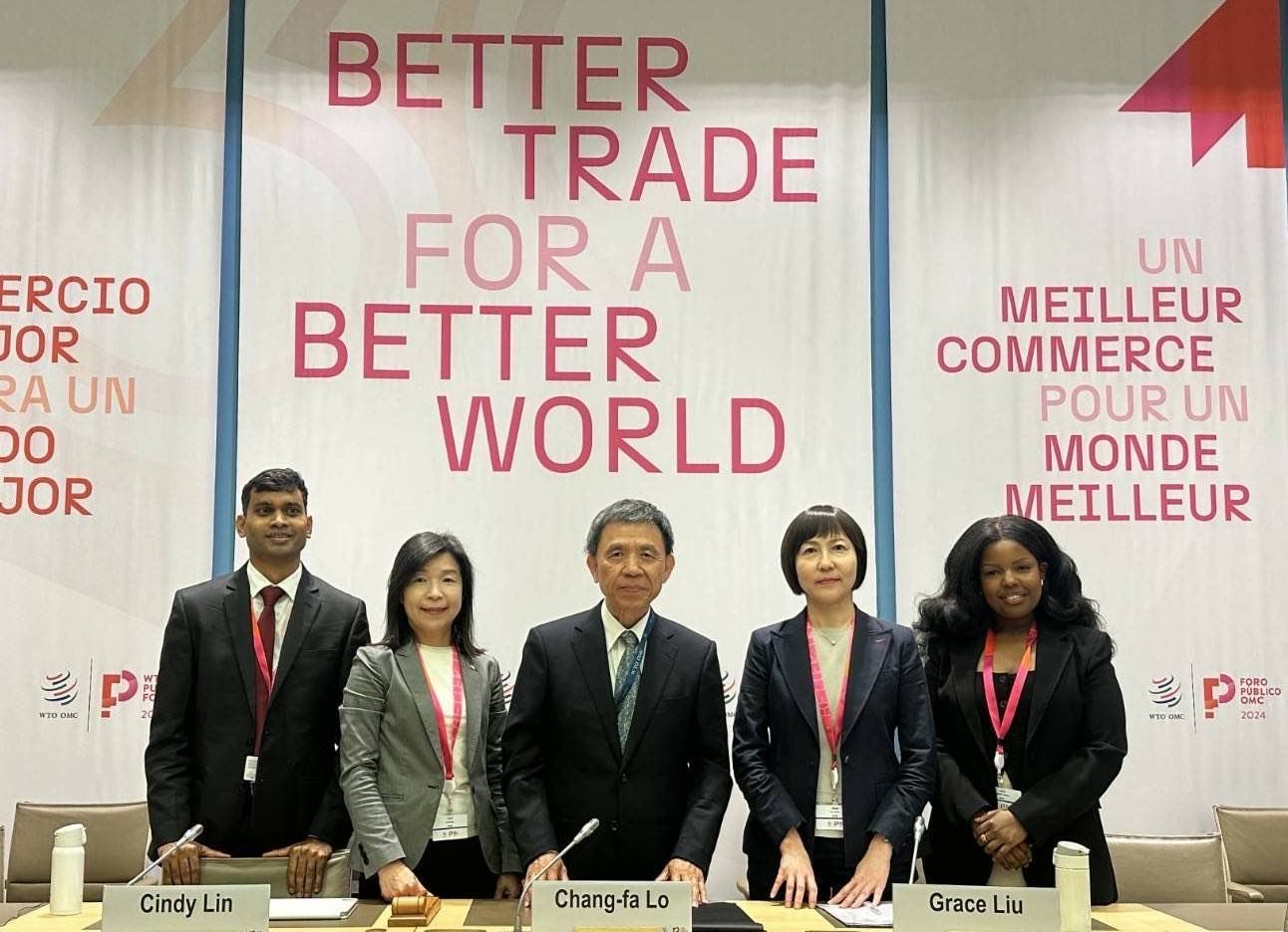 參加今（2024）年「世界貿易組織」（WTO）「公共論壇」的我國代表團與講者合影。 （由左至右）瑞士伯恩「世界貿易研究院」（World Trade Institute, WTI）印度籍律師Triplicane Satish、富邦金控副總經理林茂生、我國駐WTO代表團大使羅昌發、宏碁集團永續長劉靜靜及WTI肯亞籍律師Kellen Maganjo。